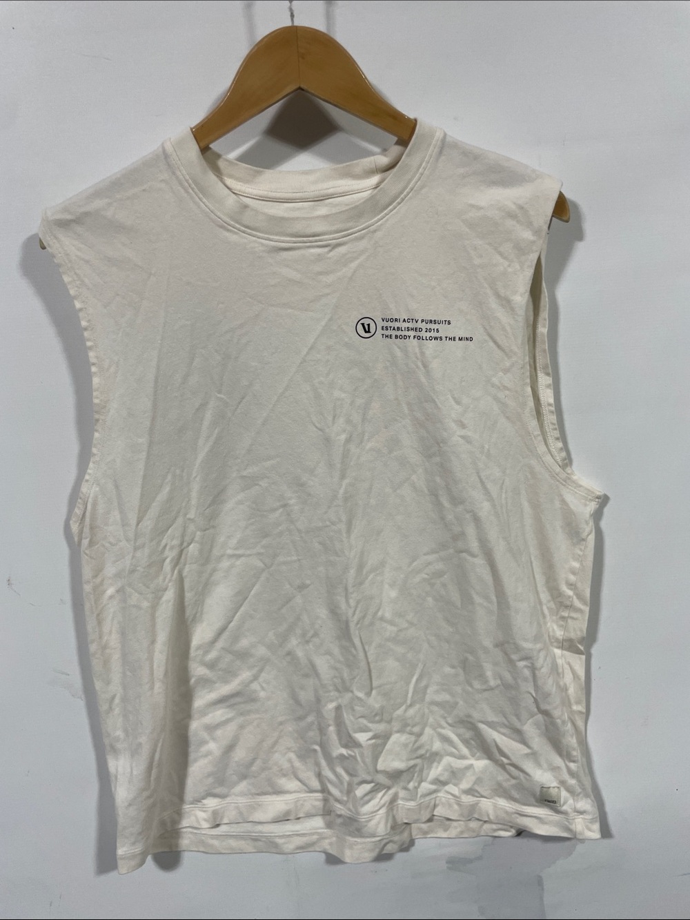 Vuori Off-White Men’s Muscle Tee with Small Chest Logo